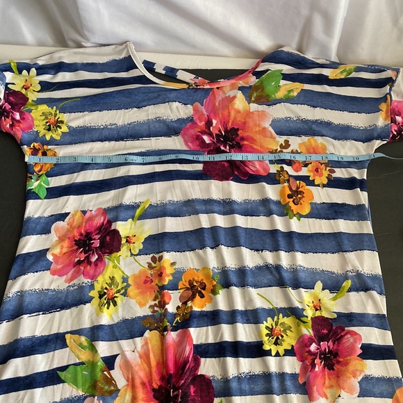 Now N Forever Tunic Style Floral/Striped Top Size Medium - Picture 9 of 10